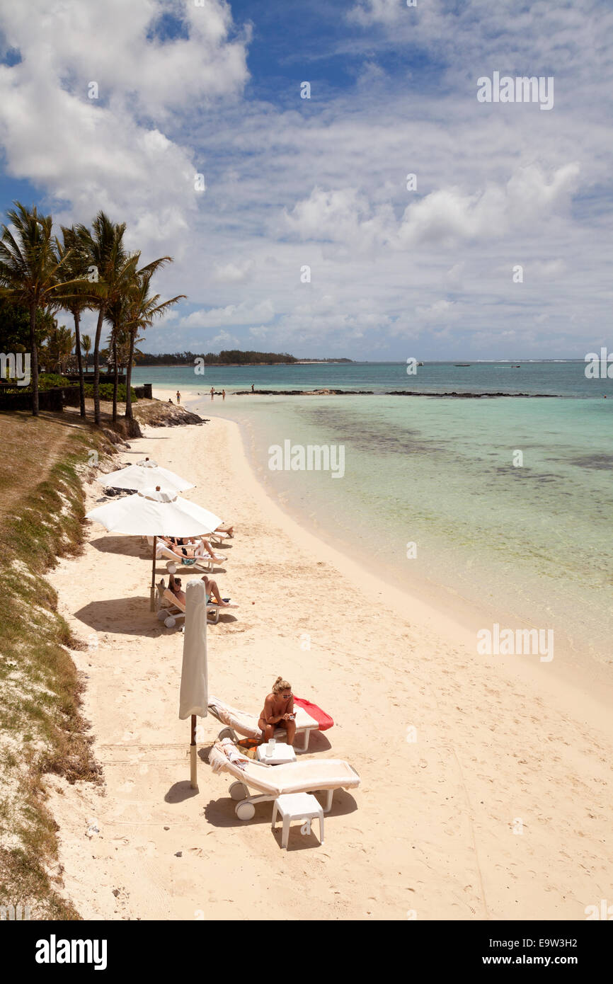 Touristen, die Sonnenbaden auf Urlaub, The Residence Hotel Belle Mare Beach, Ostküste, Mauritius Stockfoto