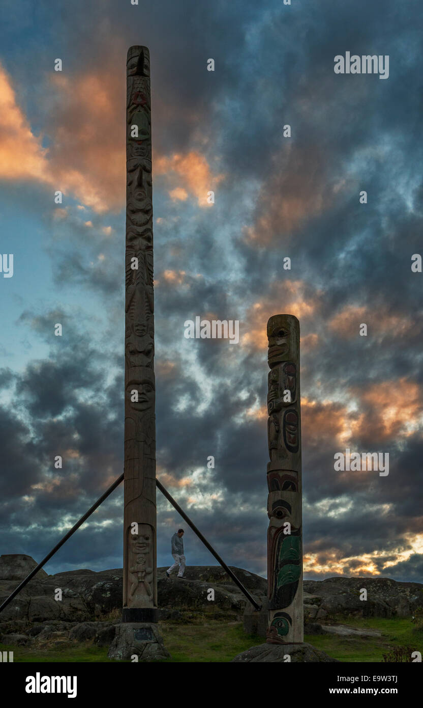 Songhees First Nation Totempfähle bei Sonnenuntergang wie aus Songhees Gehweg-Victoria, British Columbia, Kanada. Stockfoto