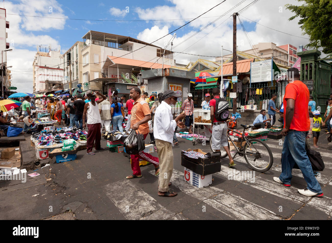 Mauritius, Port Louis, Mauritius Einheimischen einkaufen bei belebten bunte Outdoor-Markt in der Straße Stockfoto