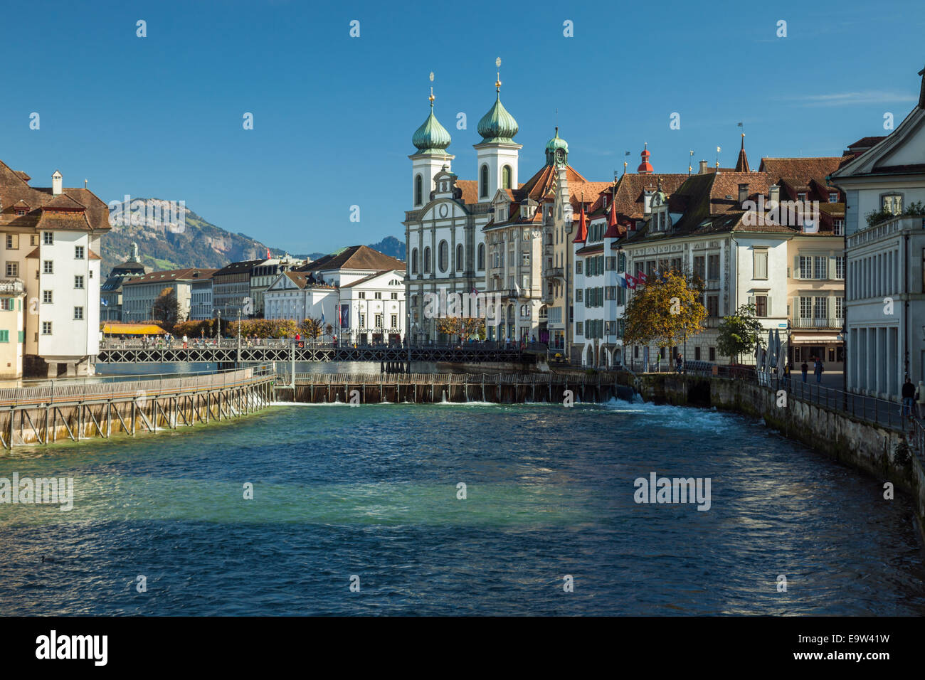 Herbstnachmittag in der Altstadt von Luzern, Schweiz. Kultige Jesuitenkirche in der Ferne. Stockfoto