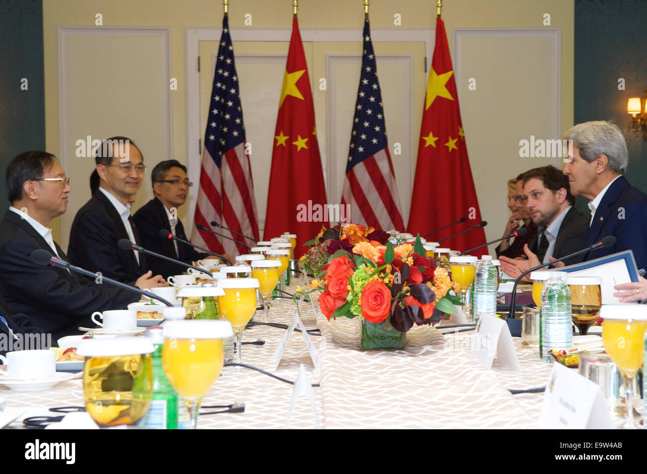 US-Außenminister John Kerry plaudert mit chinesischen Staat Hofrat Yang Jiechi nach ihn in seine Heimatstadt Boston, Massachusetts für eine Reihe von bilateralen Treffen am 18. Oktober 2014 begrüßen. Stockfoto