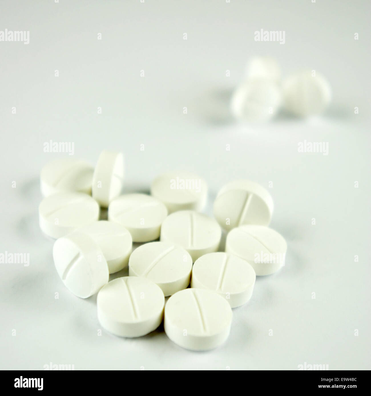 Pillen, Medikamente, Drogen, Tabletten in weiß, ausgepackt Stockfotografie  - Alamy