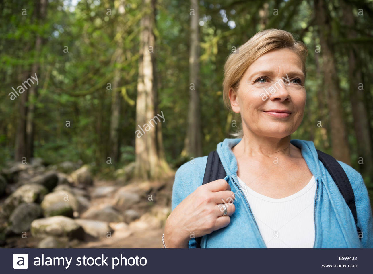 Reife frau beim wandern -Fotos und -Bildmaterial in hoher Auflösung – Alamy