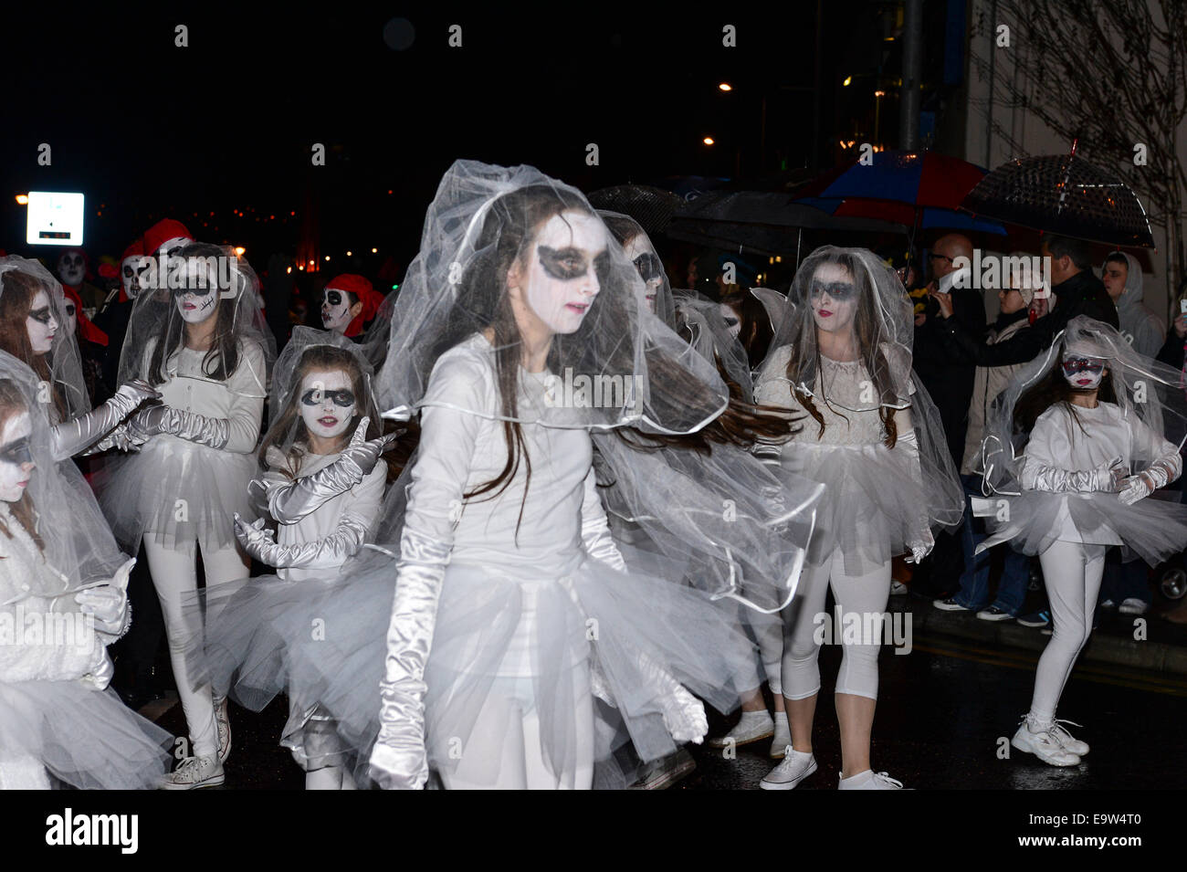 Stock Foto - Teilnehmer gruselige Kostüme tragen, während die jährliche Halloween-Parade. © George Sweeney/Alamy Stockfoto