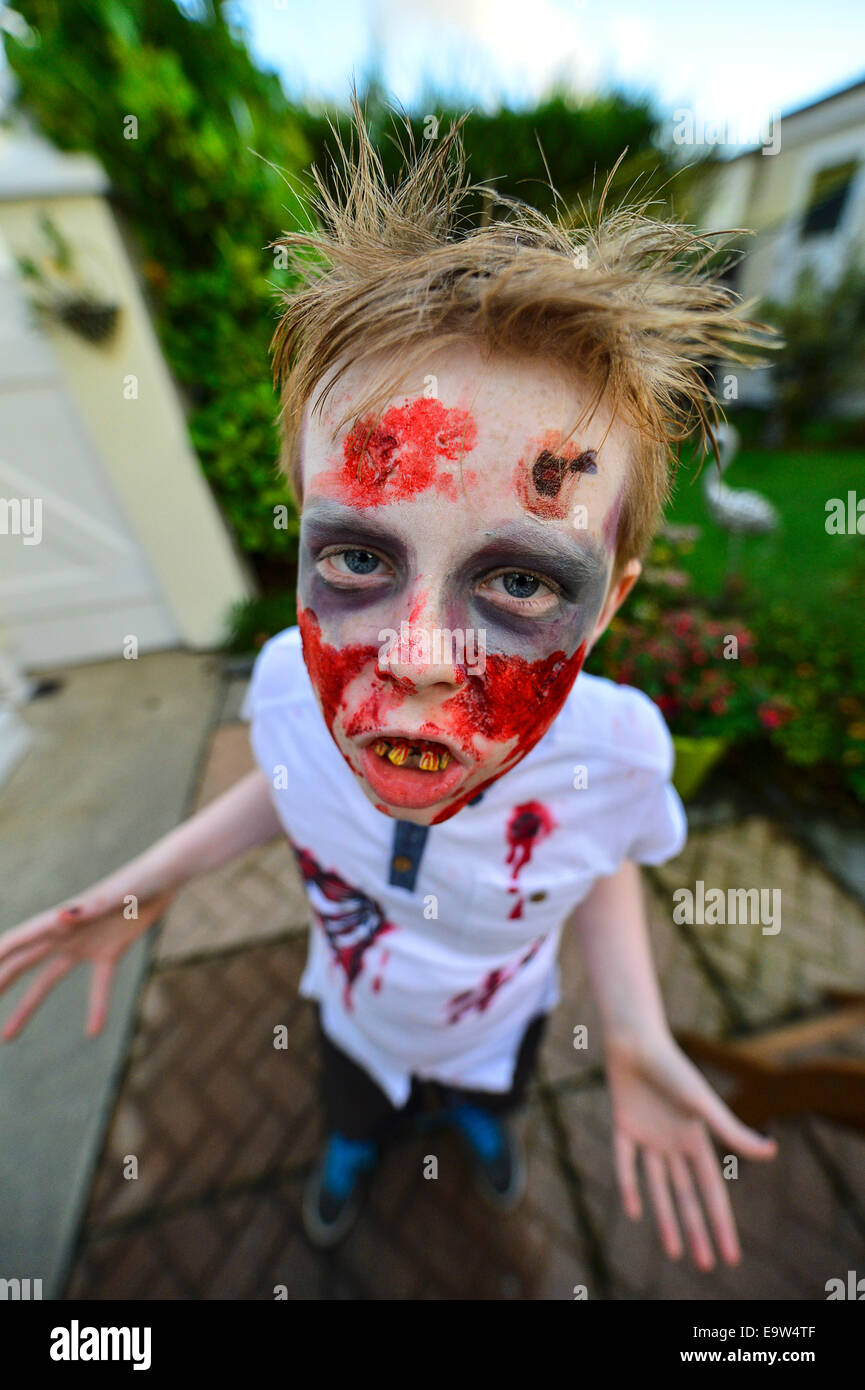 Stock Foto - junge als Zombie verkleidet. © George Sweeney /Alamy Stockfoto