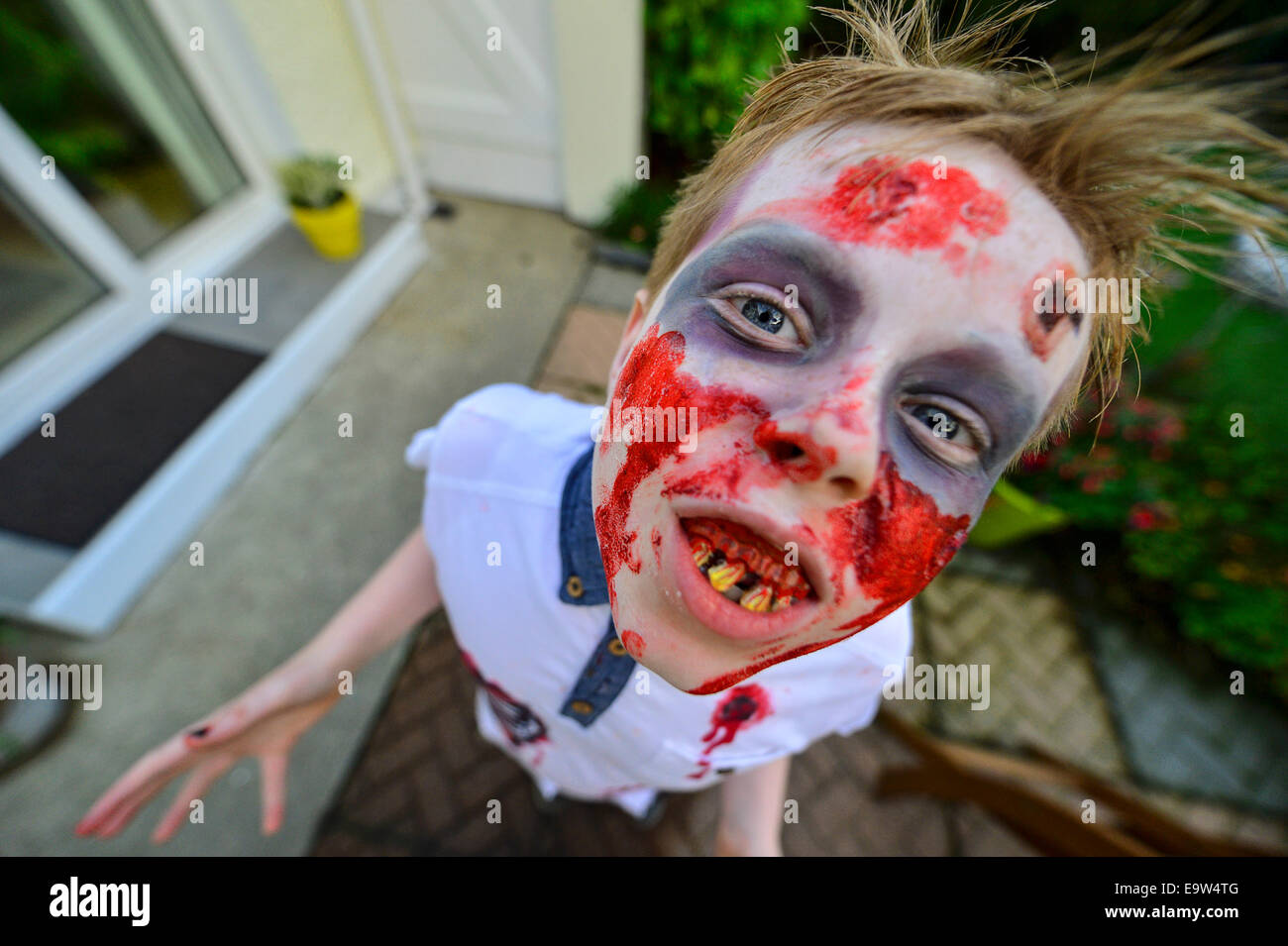 Stock Foto - junge als Zombie verkleidet. © George Sweeney /Alamy Stockfoto