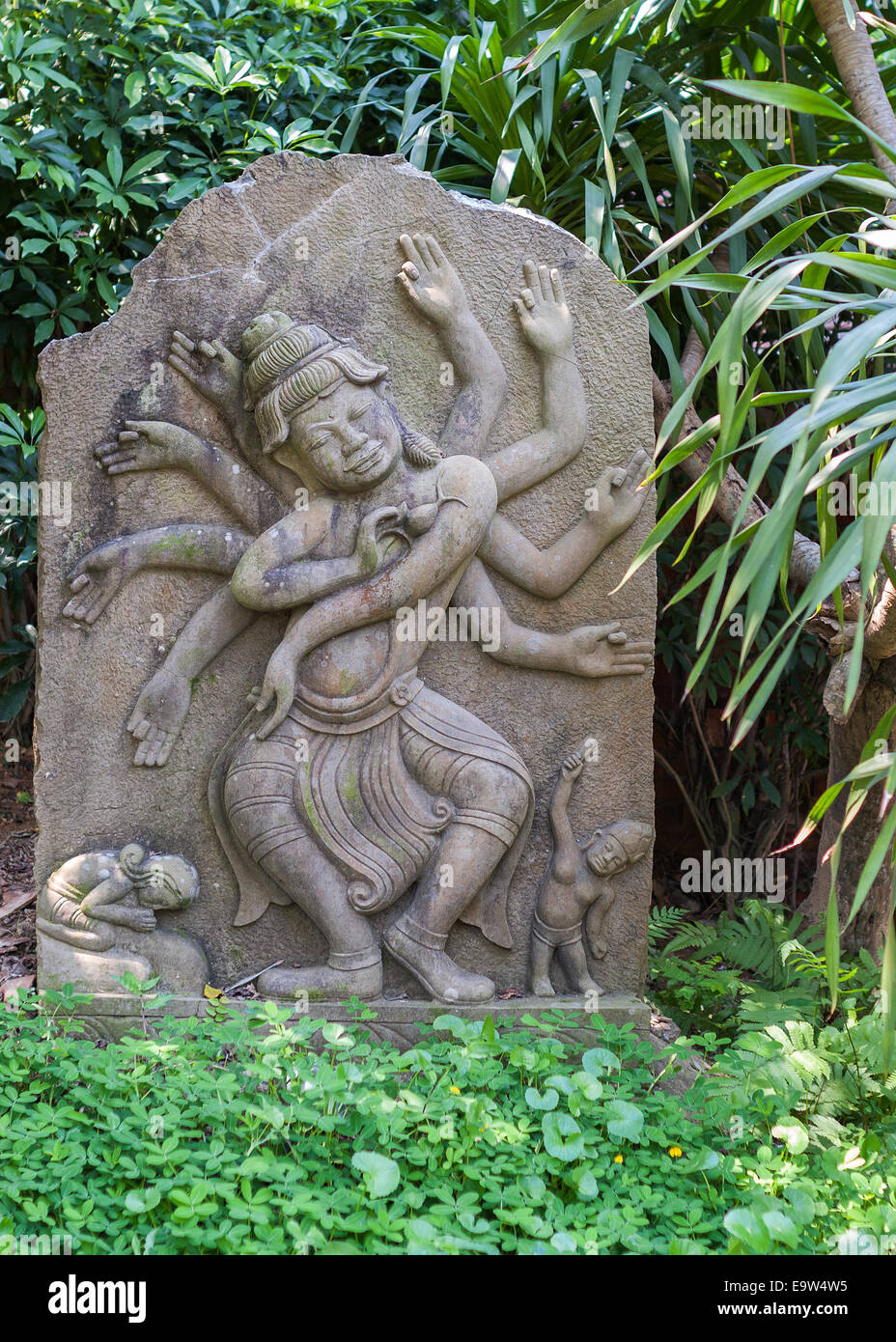 Farbton, gut erhaltene Stück Stein inmitten eines grünen Hintergrund zeigt Hindu-Göttin Durga. Stockfoto