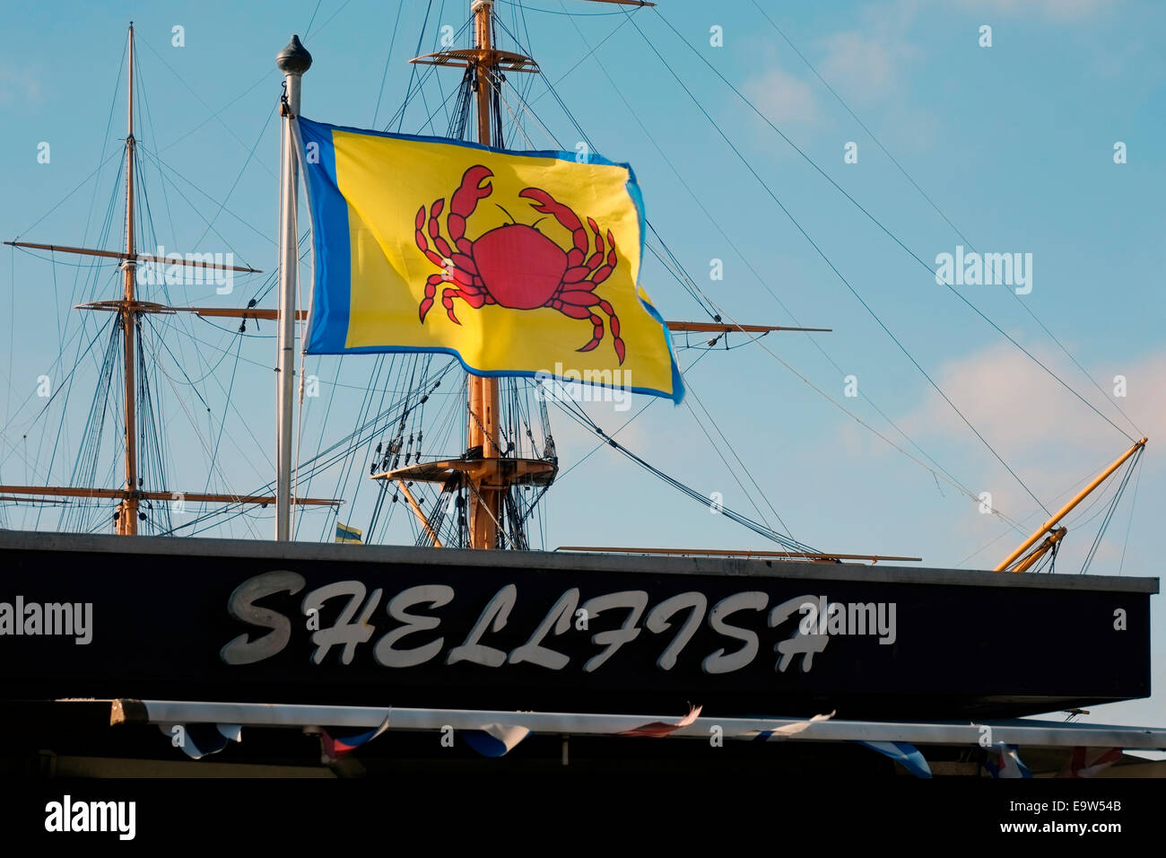 gelbe Flagge zeigt eine rote Krabbe fliegen über einen Stall zu verkaufen frische Muscheln Portsmouth England uk Stockfoto