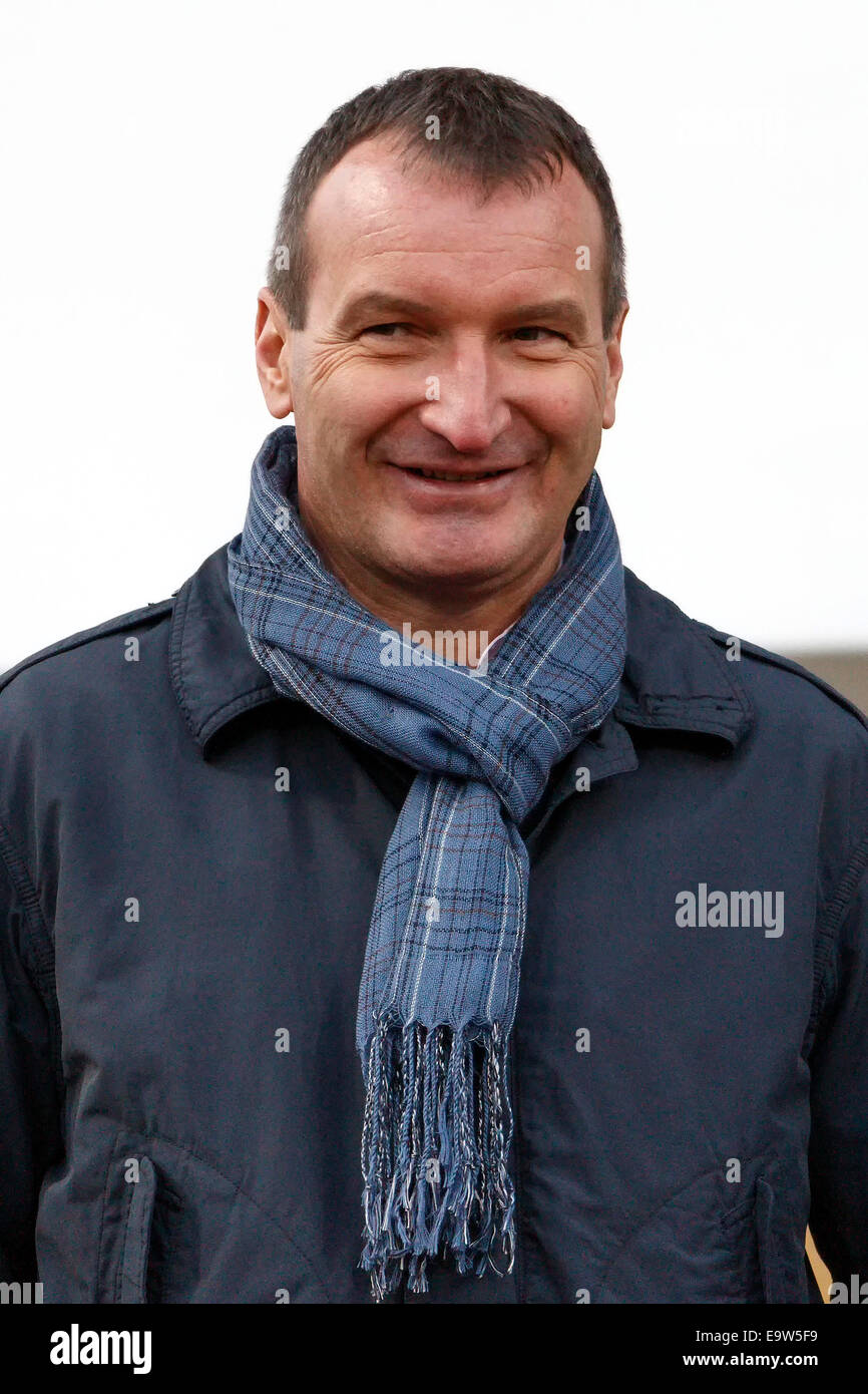 BUDAPEST, Ungarn - 2. November 2014: Headcoach der litauischen Nationalmannschaft, Csaba Laszlo während MTK vs. Ujpest OTP Bank Liga Fußballspiel im Stadion Bozsik auf 2. November 2014 in Budapest, Ungarn. Bildnachweis: Laszlo Szirtesi/Alamy Live-Nachrichten Stockfoto