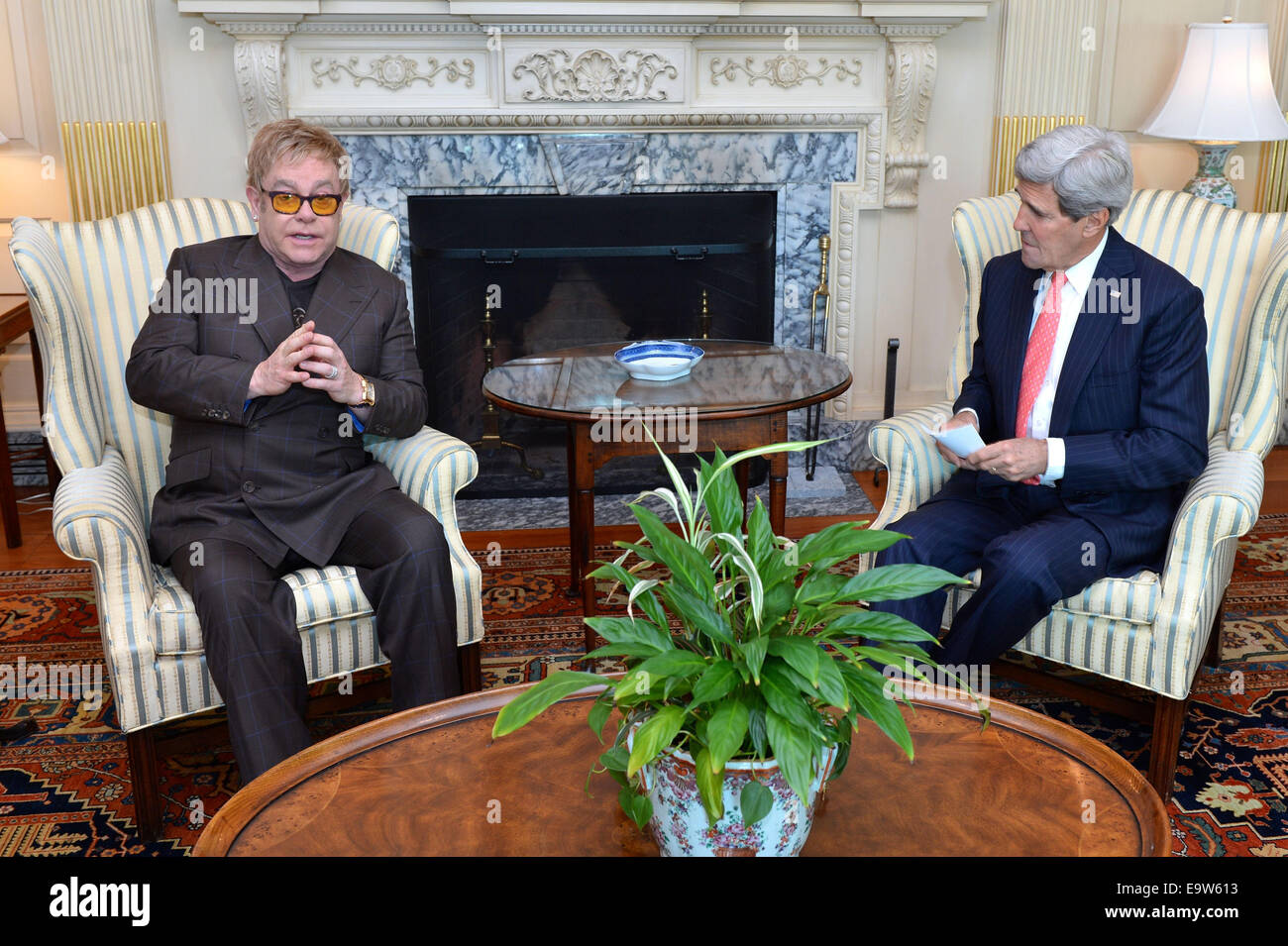 US-Außenminister John Kerry trifft sich mit Sir Elton John, PEPFAR und die Arbeit der Elton John AIDS Foundation an das US-Außenministerium in Washington, D.C., am 24. Oktober 2014 zu diskutieren. Stockfoto