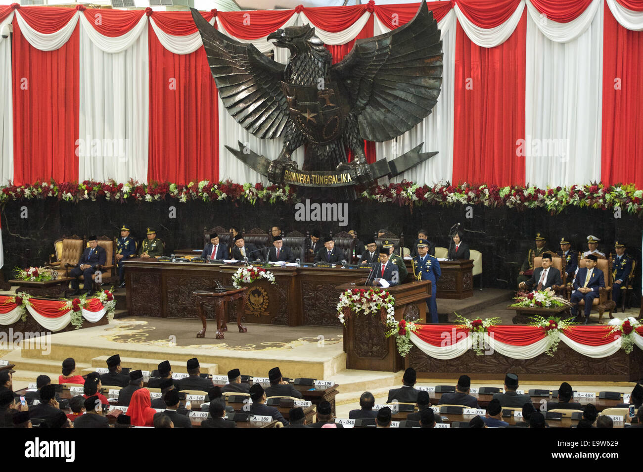 Der frühere indonesische Präsident Susilo Bambang Yudhoyono begrüßt neu installierte indonesischen Präsidenten Joko Widodo inmitten Widodos konstituierenden Zeremonien, in denen US-Außenminister John Kerry Präsident Obama in Jakarta, Indonesien, auf Oktober vertreten Stockfoto