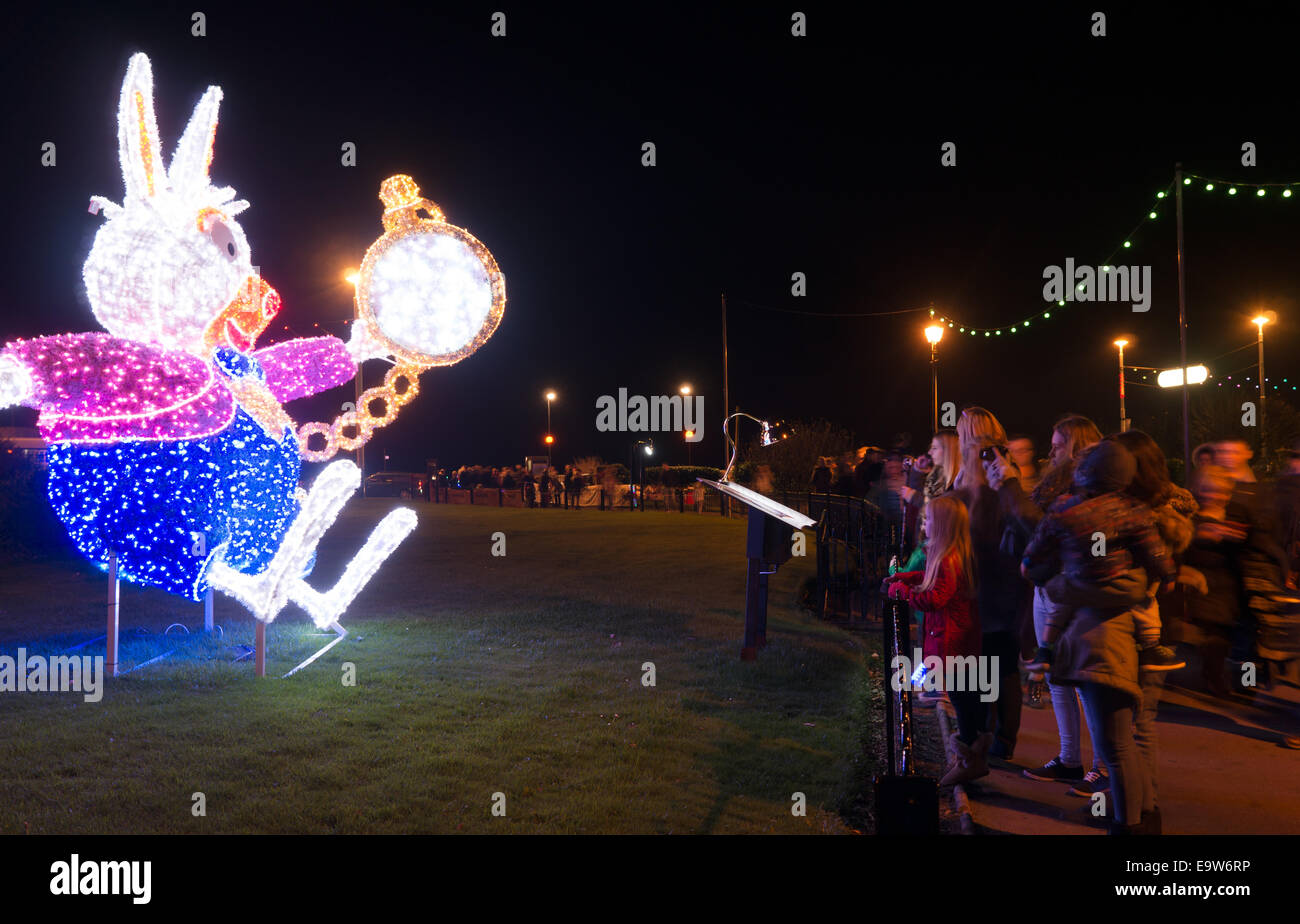 Sunderland UK, 2. November 2014, zog die letzte Nacht der Sunderland Illuminationen eine große Menge von Zuschauern zu Alice im Wunderland Thema Anzeige im Roker Park. (c) Washington Imaging/Alamy Live-Nachrichten Stockfoto
