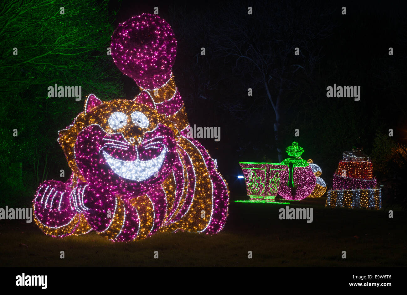 Sunderland UK, 2. November 2014, zog die letzte Nacht der Sunderland Illuminationen eine große Menge von Zuschauern zu Alice im Wunderland Thema Anzeige im Roker Park. (c) Washington Imaging/Alamy Live-Nachrichten Stockfoto