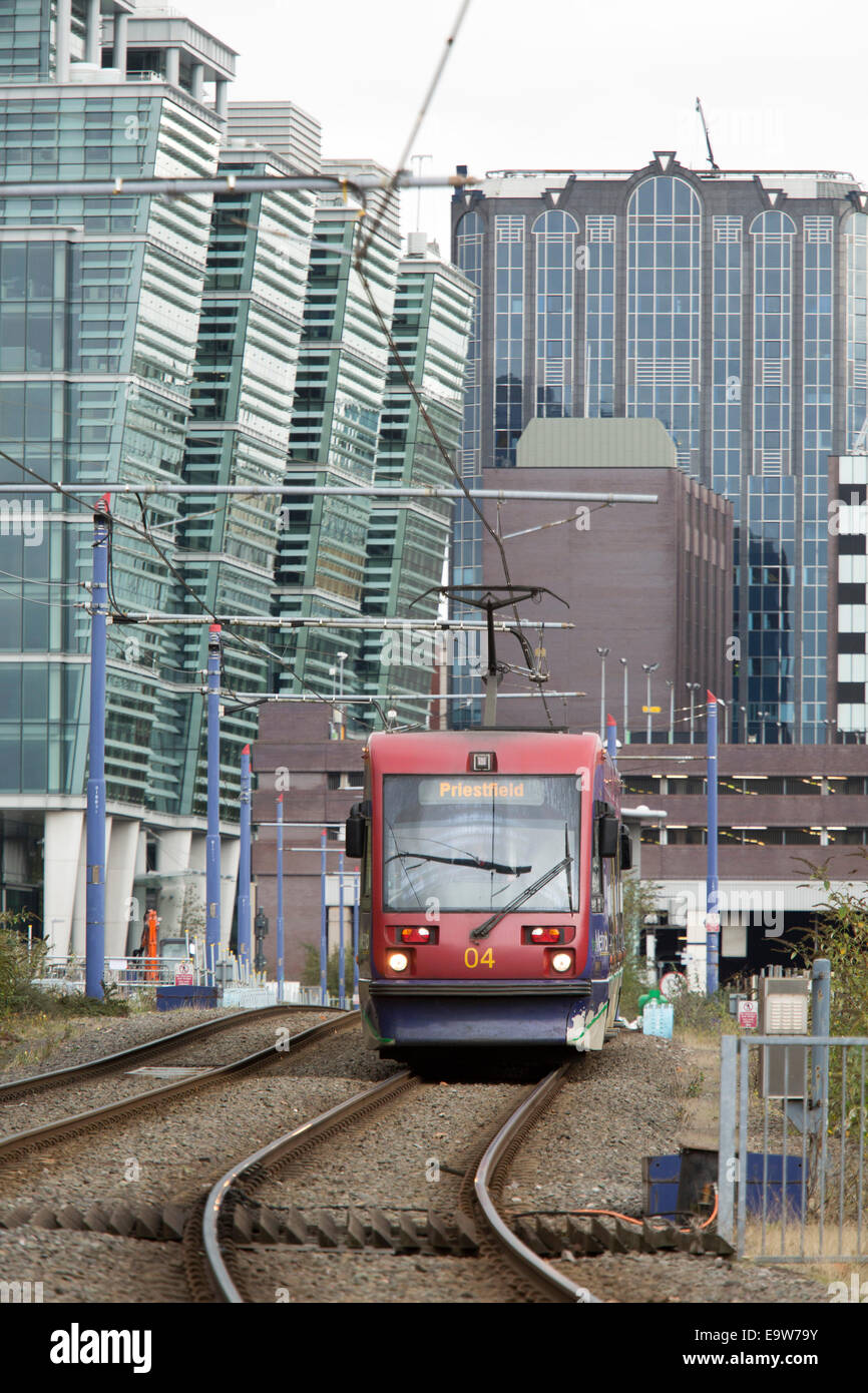 Birmingham-Metro-Tram im Bild Ankunft Haltestelle St. Pauls Blick auf Snow Hill station Stockfoto
