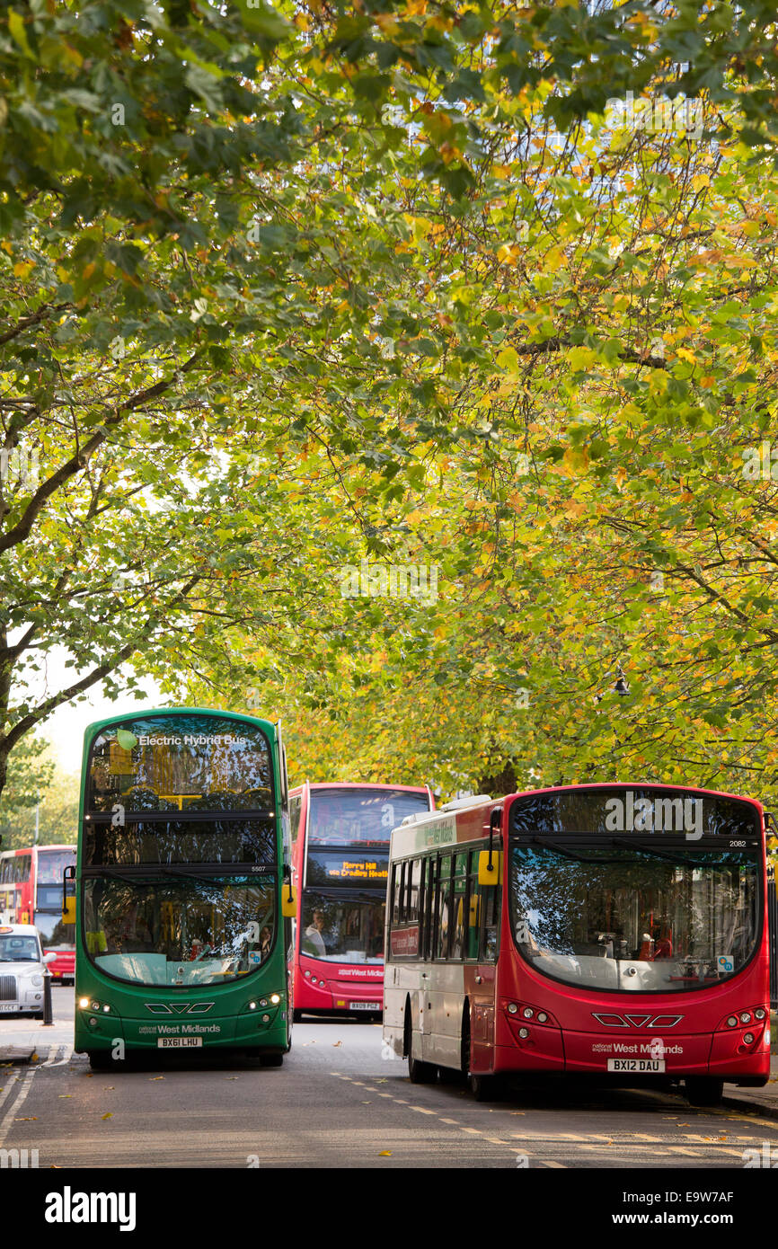 ÖPNV-Busse im grünen Colmore Zeilenbereich im Zentrum von Birmingham City Centre Stockfoto