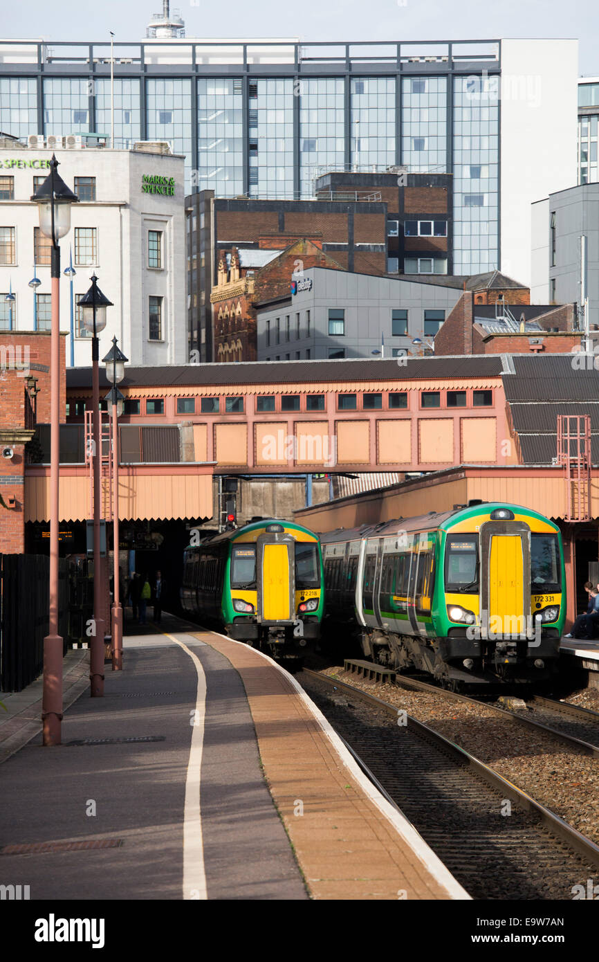 Eisenbahnen auf der Durchreise Moor Street Station mit dem Hintergrund des Birmingham hinter Stockfoto
