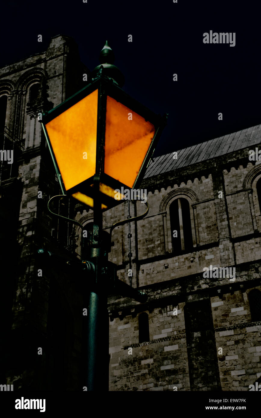 Straßenlaterne leuchtet in einem Kirchhof durch das Licht des Mondes. Gelben Schein Stockfoto