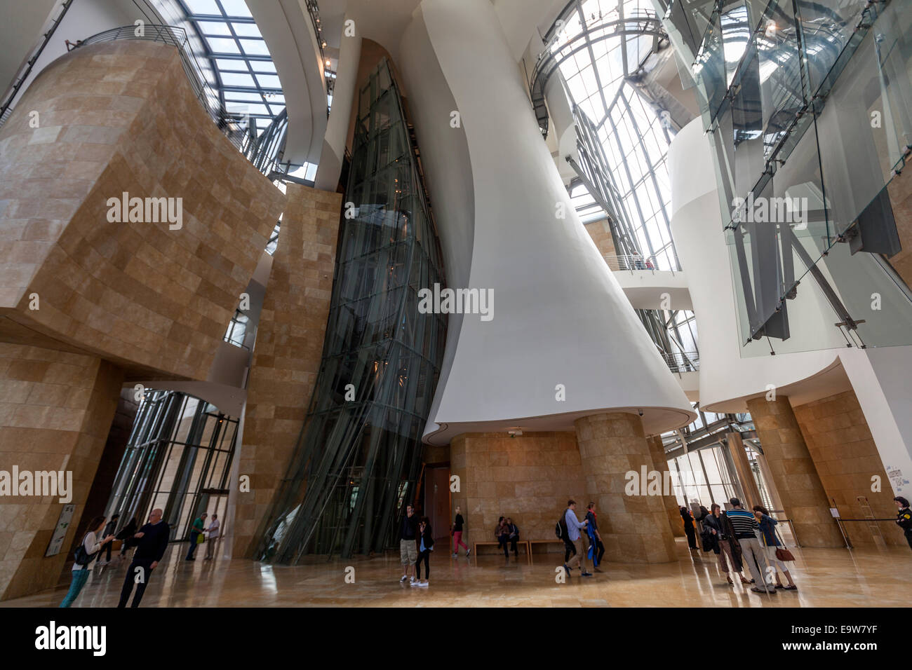 Besucher Im Inneren Das Guggenheim Museum Bilbao Entworfen