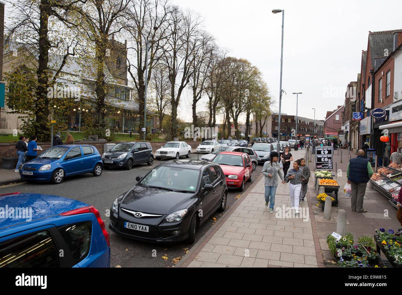 Der Blick entlang einer belebten Erdington High Street in der Nähe von Birmingham. Das Gebiet ist für die Entwicklung im Jahr 2015 geplant. Stockfoto