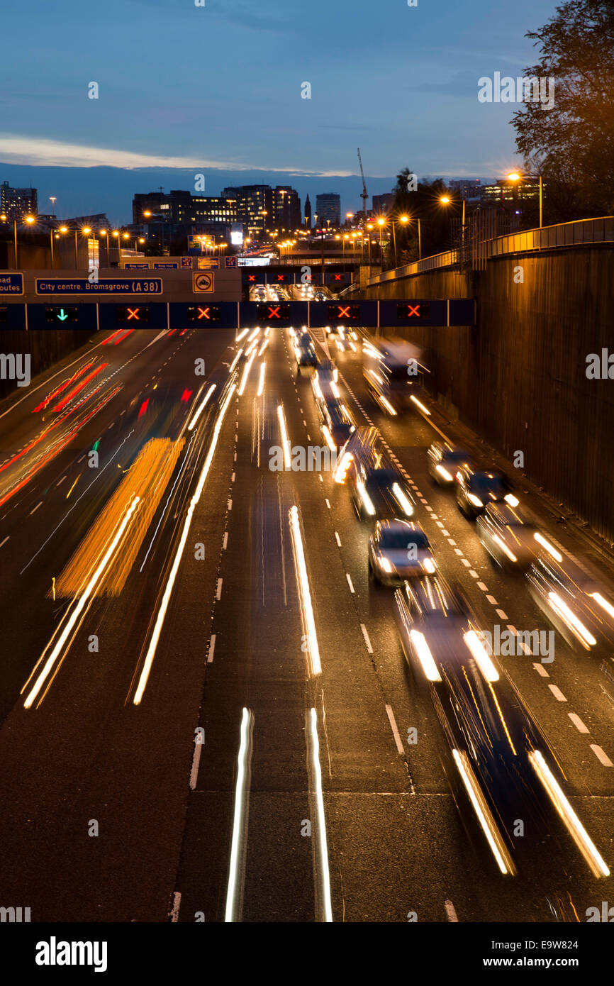 Die A38(M), auch bekannt als der Aston Expressway, genommen in der Abenddämmerung, da Verkehr Birmingham verlässt. Blick in Richtung Stadtzentrum. Stockfoto