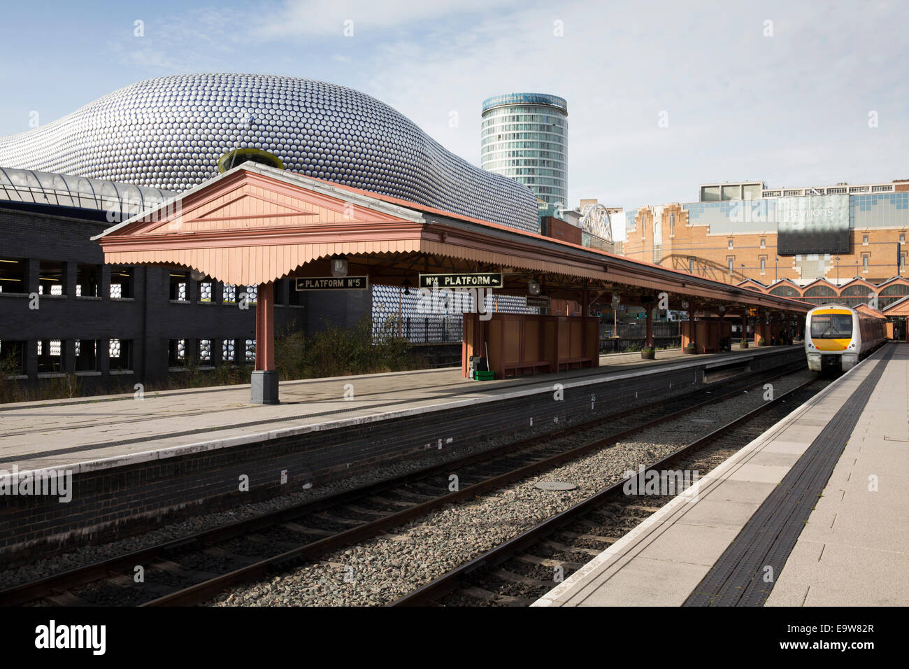 Chiltern Railways Zug wartet am Bahnsteig in Birmingham Moor Street Station, hinter, Selfridges, Rotunde und die Stierkampfarena Stockfoto