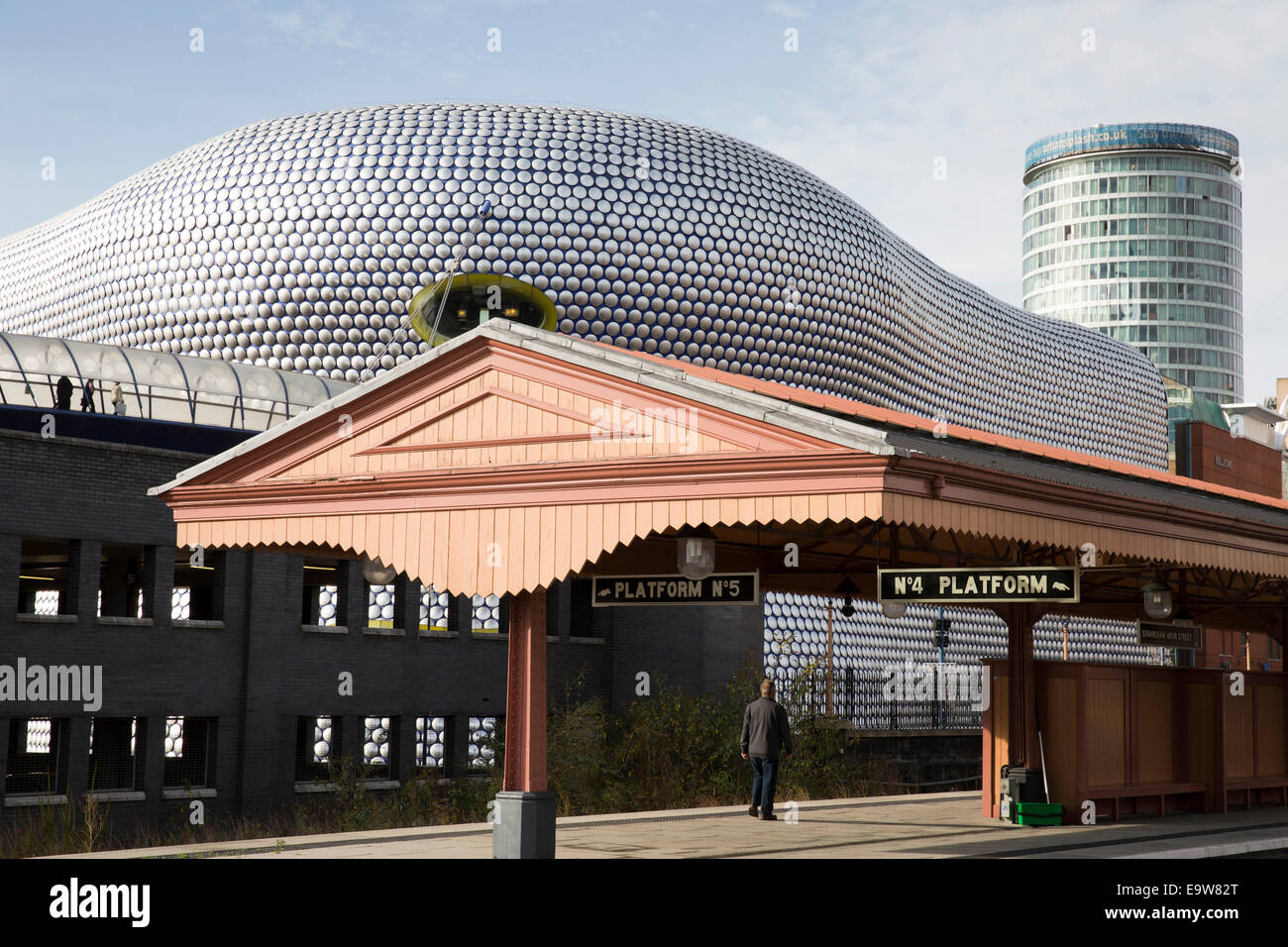 Eine Plattform und Baldachin auf Moor Street Station, überragt von Selfridges und die Rotunde-Gebäude Stockfoto