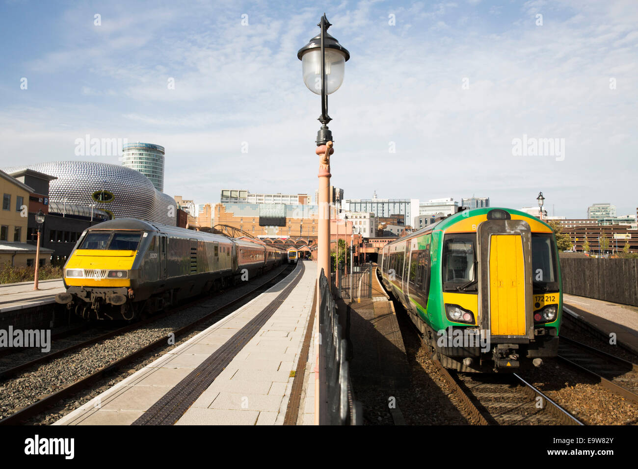 Eisenbahnzüge durch Bahnhof Moor Street, Birmingham, Selfidges, Rotunde auf der linken Seite Stockfoto