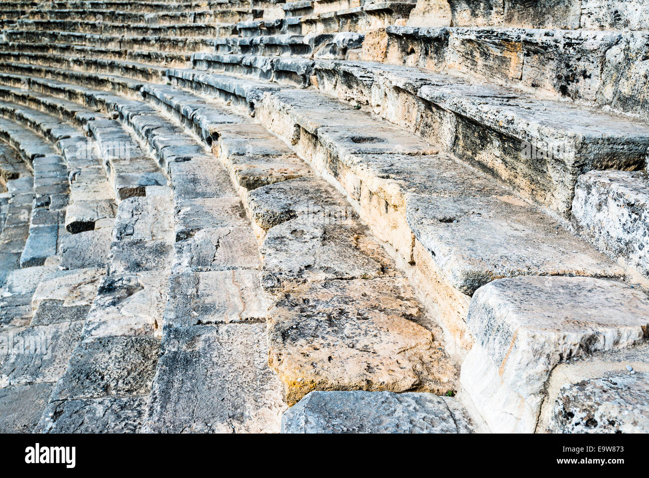 Stufen des alten Amphi Theaters Odeon auf der Website von Hierapolis bei Pamukkale Türkei Stockfoto