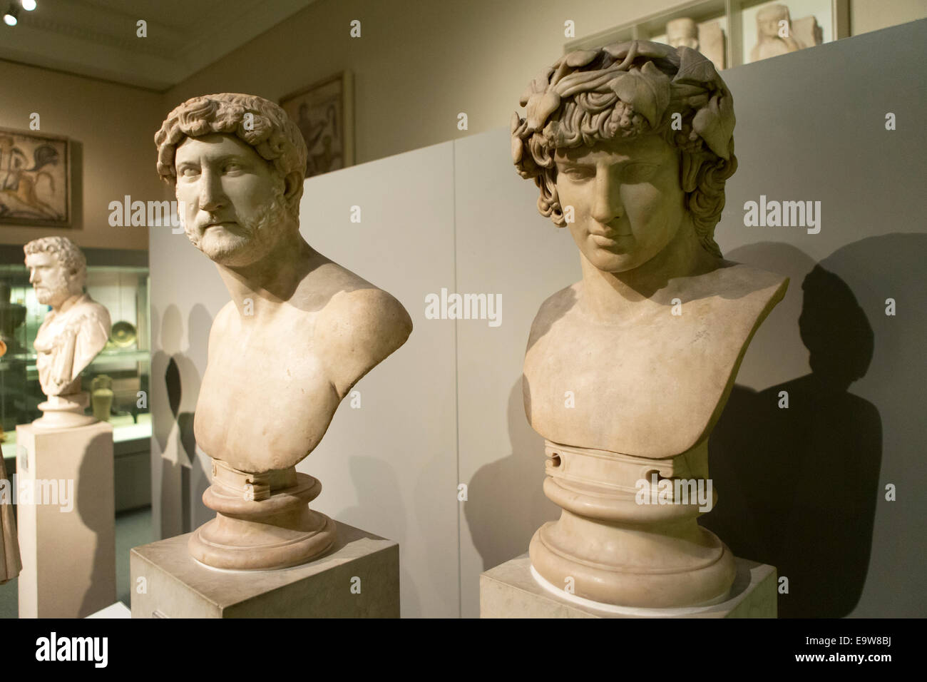 Marmorbüsten von Roman Emperor Hadrian (links) & seiner Geliebten Antinoos (rechts), British Museum, London, Großbritannien. Stockfoto