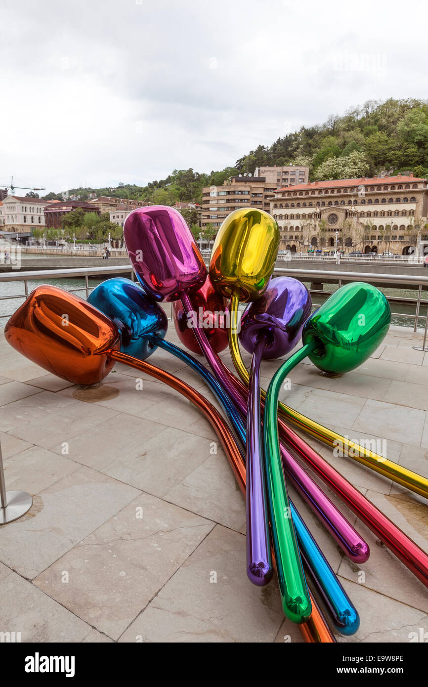 Tulpen von Jeff Koons. Guggenheim Museum in Bilbao von kanadisch-amerikanischen Architekten Frank Gehry entworfen, Stockfoto