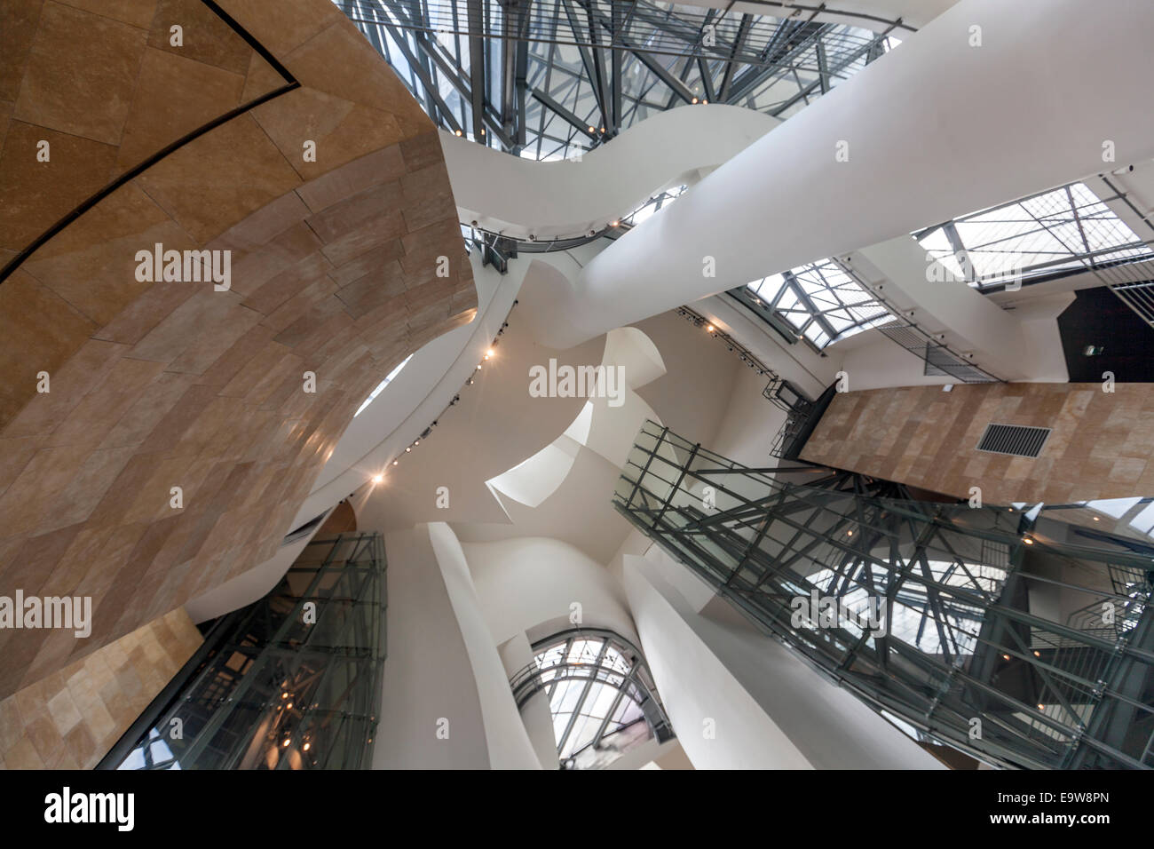 Innere der Guggenheim-Museum Bilbao von kanadisch-amerikanischen Architekten Frank Gehry entworfen, Stockfoto