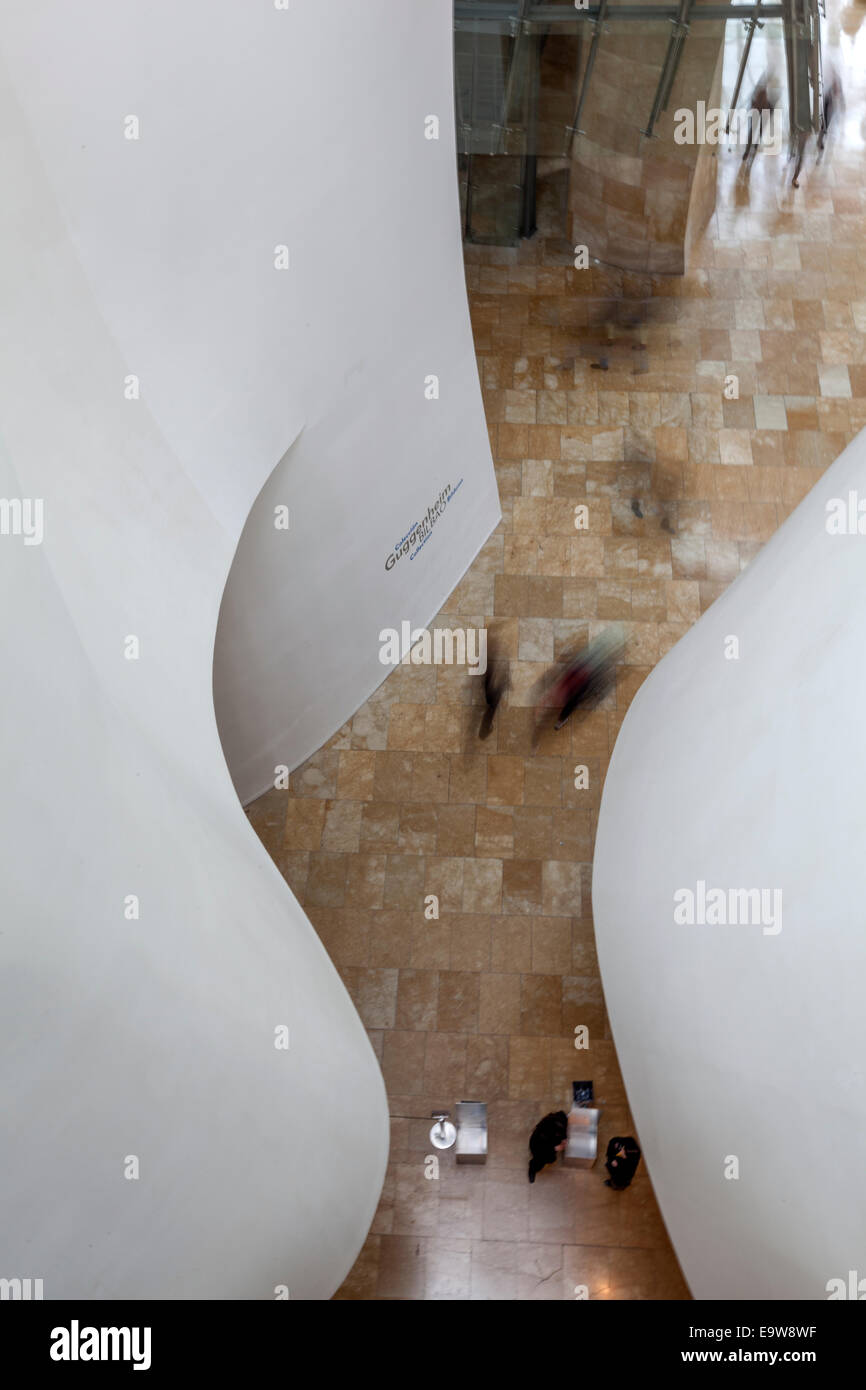 Besucher in Bewegungen innerhalb der Guggenheim-Museum Bilbao entworfen von kanadisch-amerikanische Architekt Frank Gehry, Stockfoto