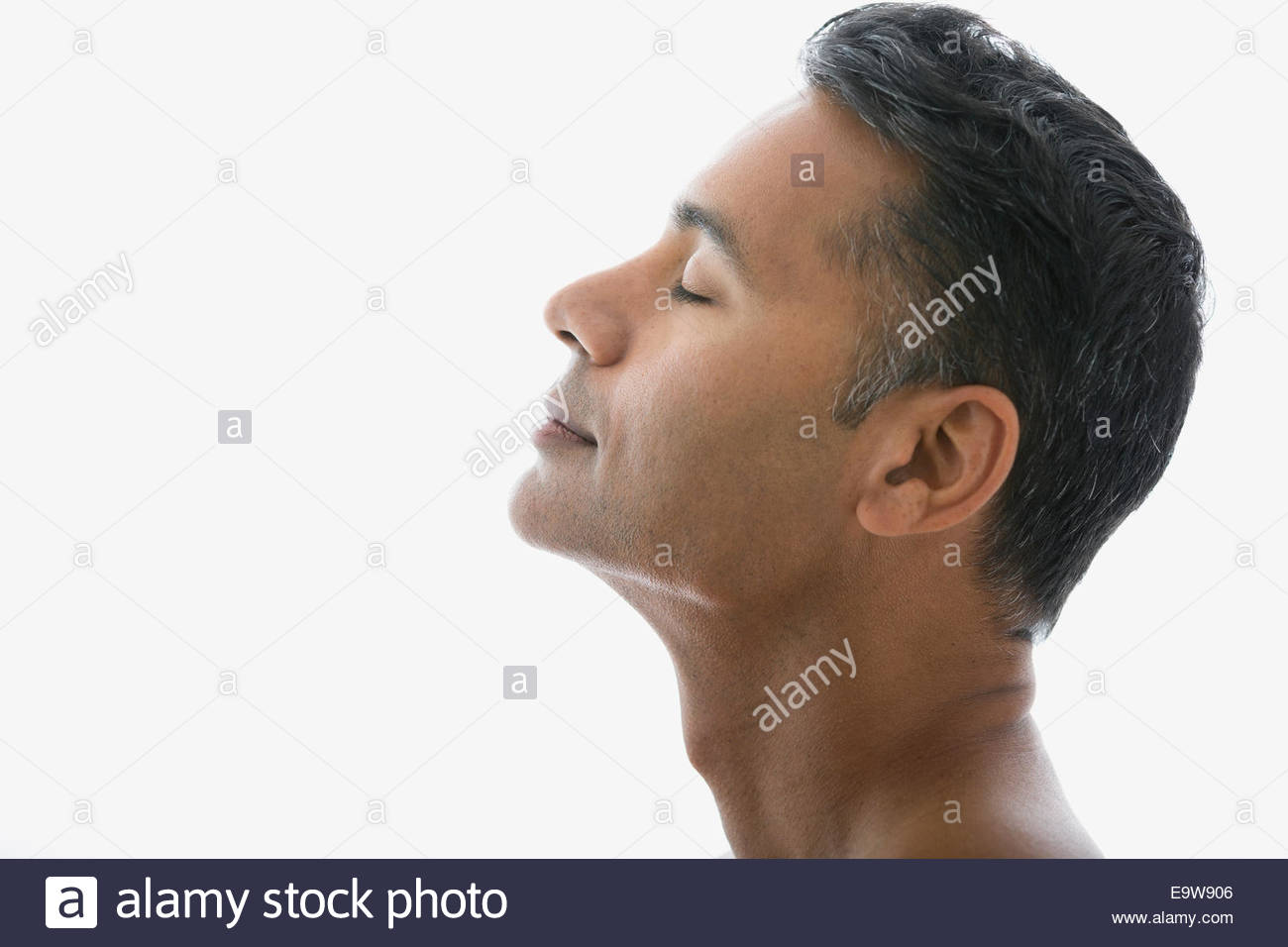 Mann mit Kopf nach hinten und die Augen geschlossen Stockfoto