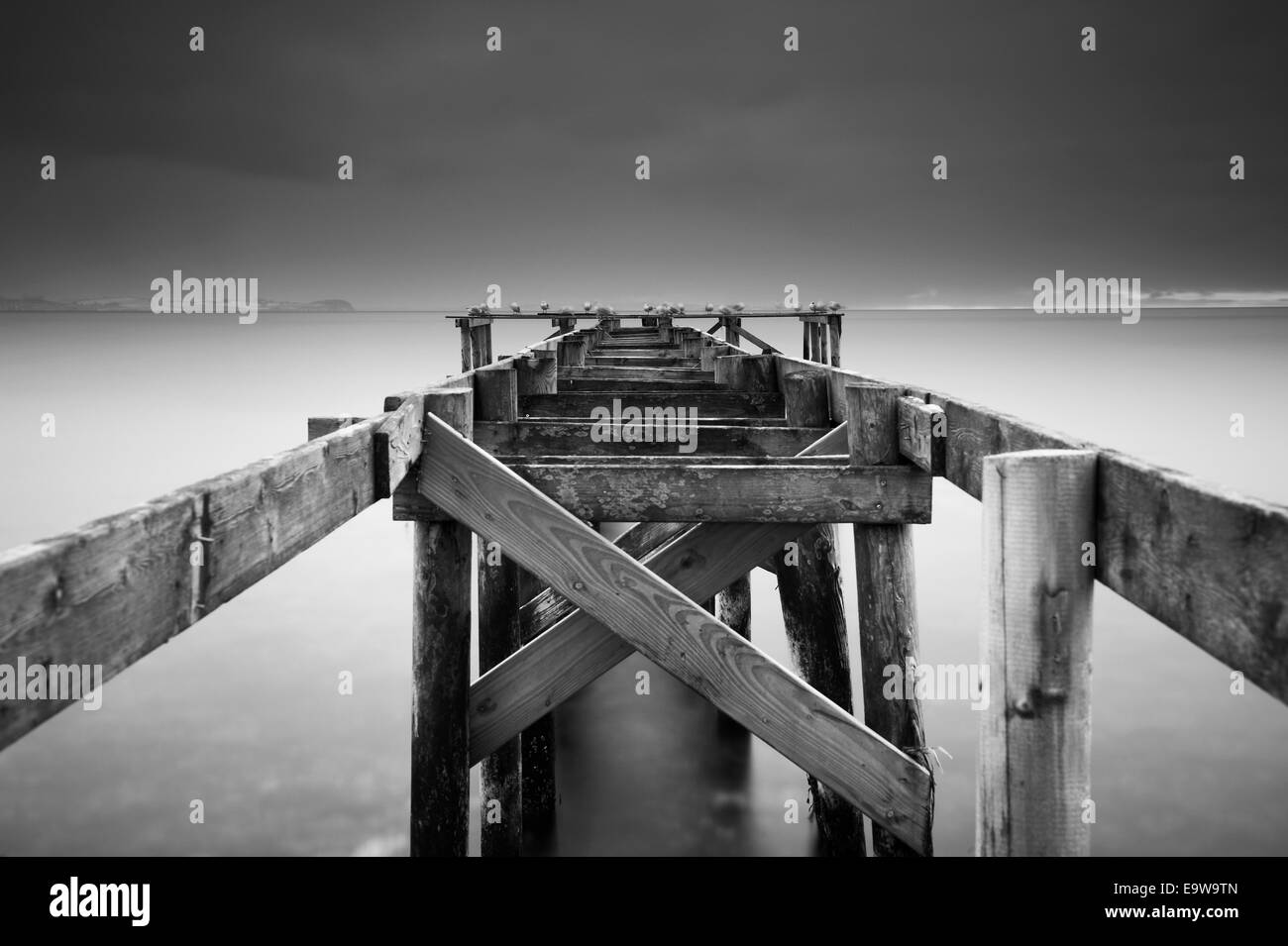 Blick vom innerhalb der Struktur einer zerstörten Steg Stockfoto