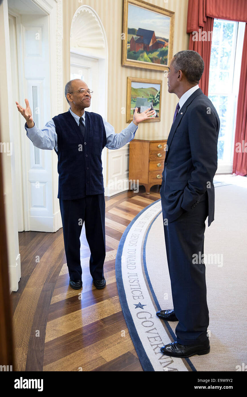 Präsident Barack Obama begrüßt den Ruhestand U.S. Postal Service Arbeitnehmer Joe Ford im Oval Office, 29. August 2014. Ford arbeitete in der Eisenhower Executive Office Building des weißen Hauses. PH Stockfoto