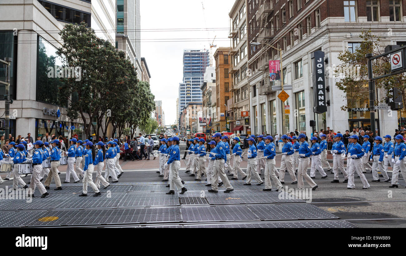Blaskapelle der Falun Gong-Anhänger marschiert durch die Straßen der Innenstadt von San Francisco, CA, USA am 15. Oktober 2014. Stockfoto