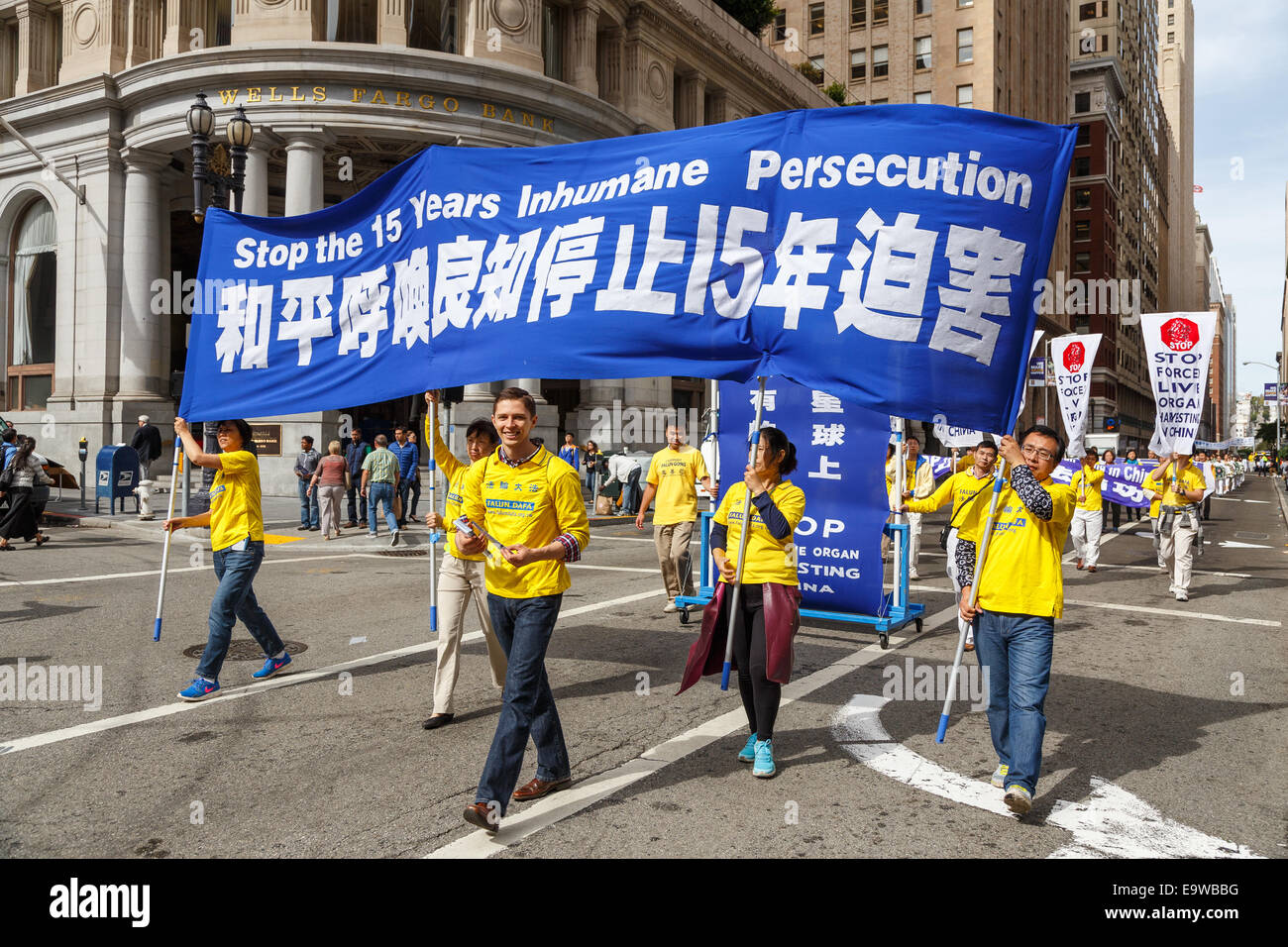 Anhänger von Falun Gong marschieren durch die Straßen der Innenstadt von San Francisco, CA, USA am 15. Oktober 2014. Stockfoto