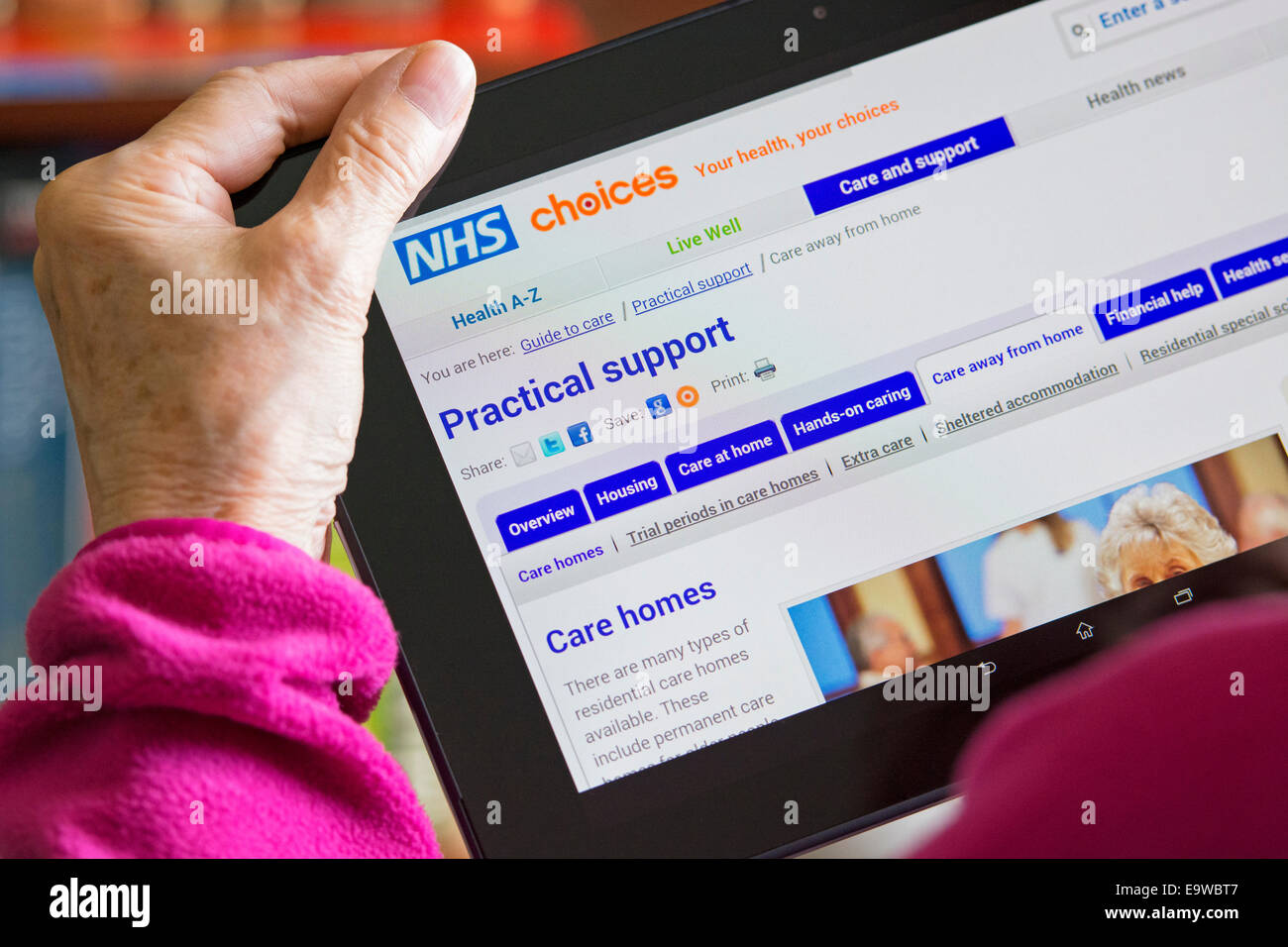 Pflegeheim, Care Services Bildschirm auf NHS Auswahlmöglichkeiten Website, Frau liest Browsing Web Site für alten-und Pflegeheime Stockfoto