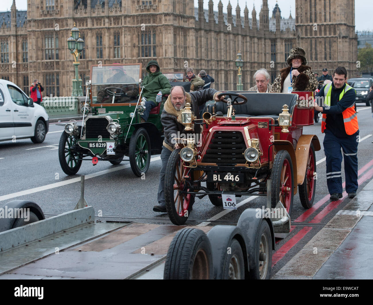 London, UK. 2. November 2014. Oldtimer Besitzer Margaret Owen Durkopp 1901 bricht auf Westminster Bridge während des Bonhams London to Brighton Veteran Car Run. Bildnachweis: Pete Maclaine/Alamy Live-Nachrichten Stockfoto