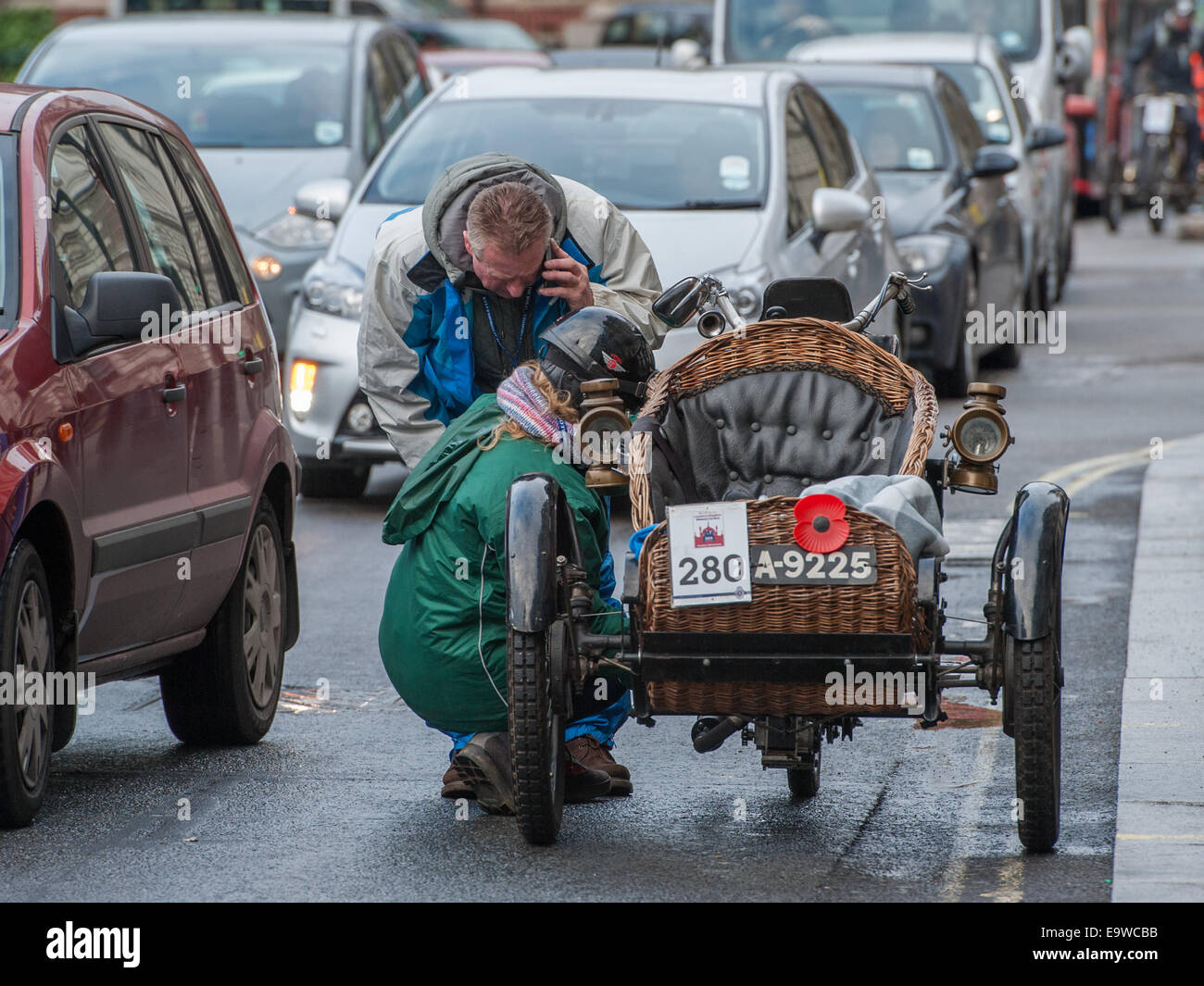 London, UK. 2. November 2014. Ein Vintage Motor bricht Pausen auf Westminster Bridge während des Bonhams London to Brighton Veteran Car Run. Bildnachweis: Pete Maclaine/Alamy Live-Nachrichten Stockfoto