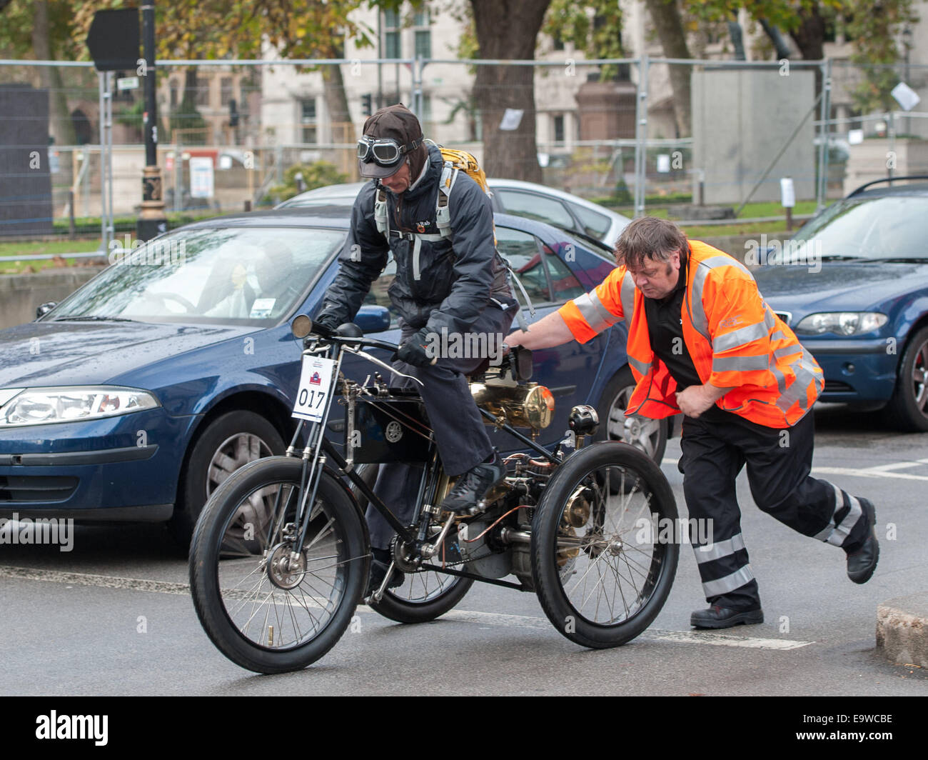London, UK. 2. November 2014. Ein Vintage Motor Pausen bricht in der Parliament Square und braucht ein Schub während der Bonhams London to Brighton Veteran Car Run starten. Bildnachweis: Pete Maclaine/Alamy Live-Nachrichten Stockfoto
