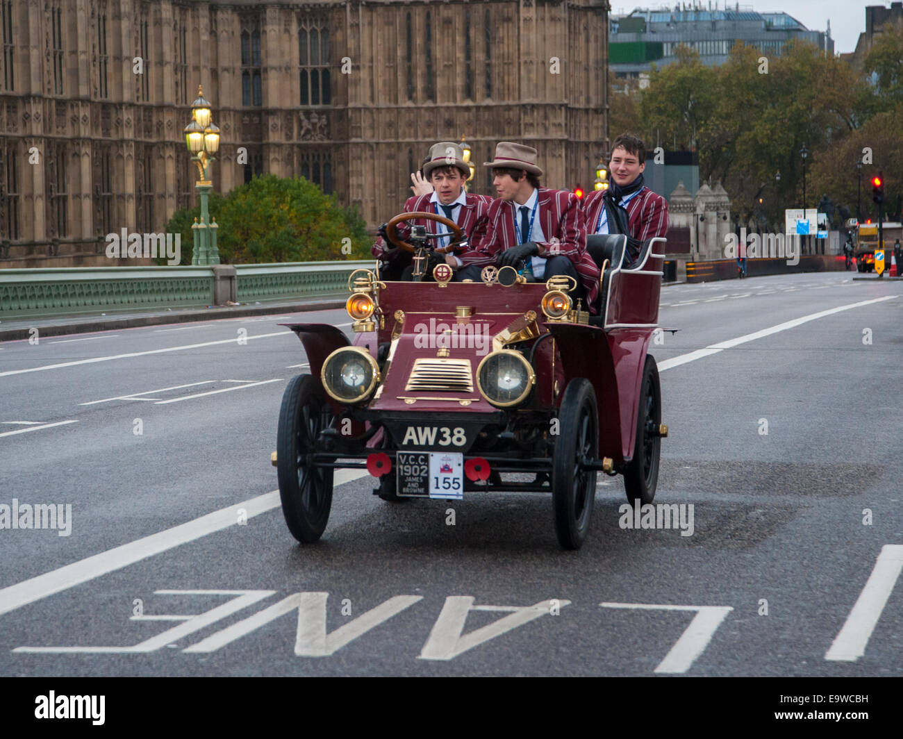 London, UK. 2. November 2014. Motor Oldtimer Rennen quer durch Westminster Bridge während des Bonhams London to Brighton Veteran Car Run. Bildnachweis: Pete Maclaine/Alamy Live-Nachrichten Stockfoto