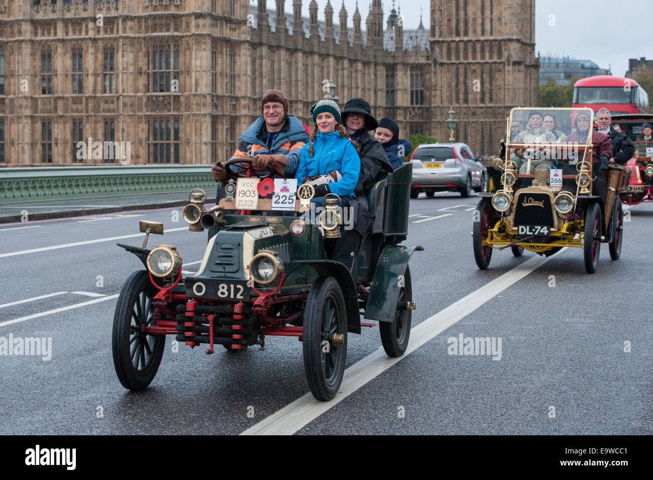 London, UK. 2. November 2014. Motor Oldtimer Rennen quer durch Westminster Bridge während des Bonhams London to Brighton Veteran Car Run. Bildnachweis: Pete Maclaine/Alamy Live-Nachrichten Stockfoto