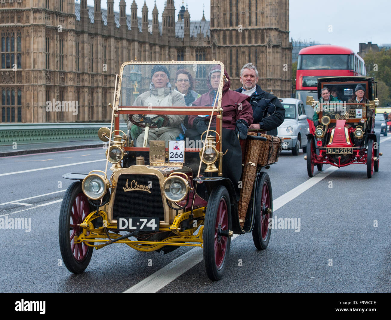 London, UK. 2. November 2014. Motor Oldtimer Rennen quer durch Westminster Bridge während des Bonhams London to Brighton Veteran Car Run. Bildnachweis: Pete Maclaine/Alamy Live-Nachrichten Stockfoto