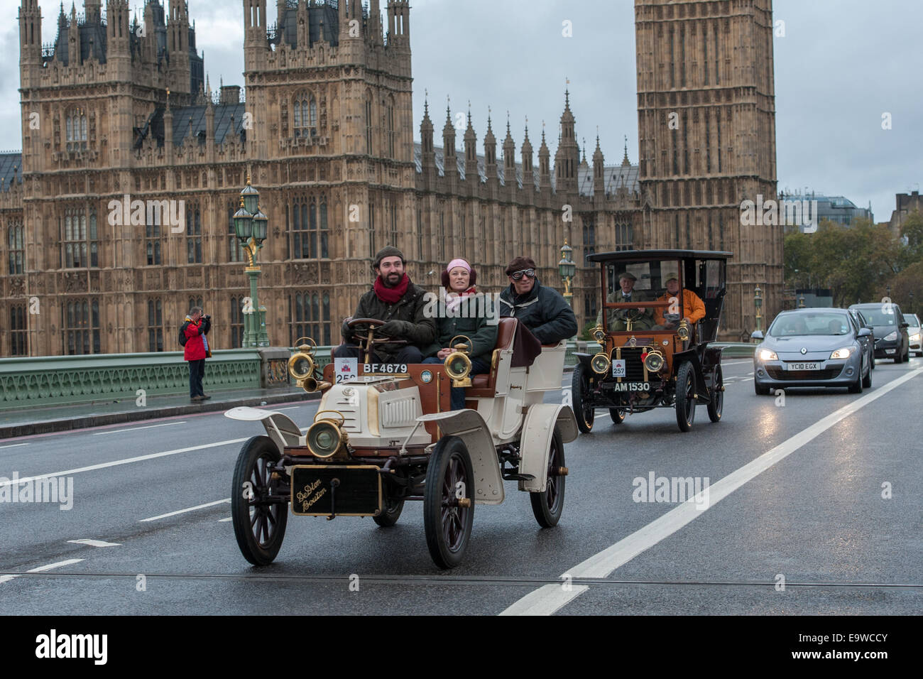 London, UK. 2. November 2014. Motor Oldtimer Rennen quer durch Westminster Bridge während des Bonhams London to Brighton Veteran Car Run. Bildnachweis: Pete Maclaine/Alamy Live-Nachrichten Stockfoto