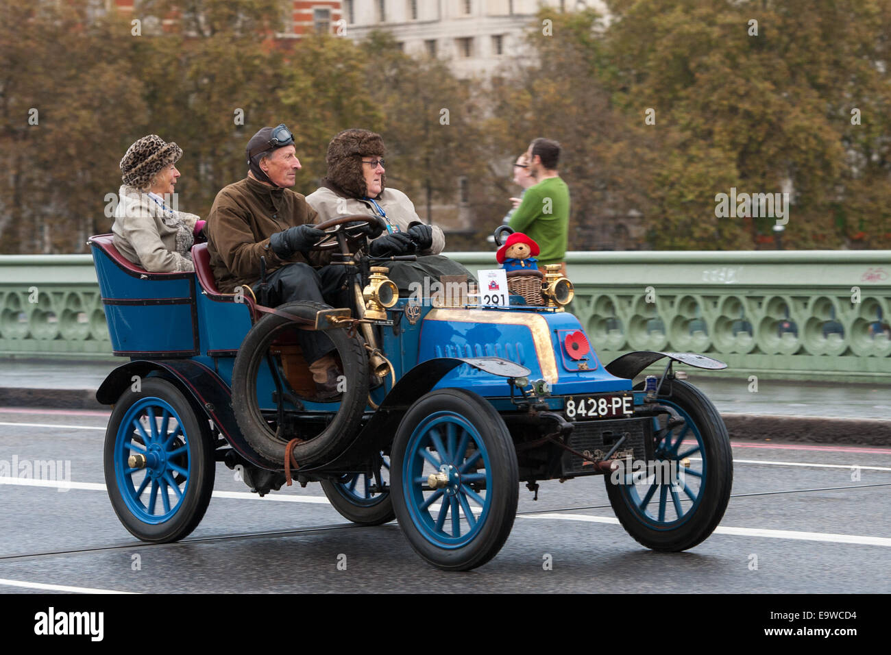 London, UK. 2. November 2014. Motor Oldtimer Rennen quer durch Westminster Bridge während des Bonhams London to Brighton Veteran Car Run. Bildnachweis: Pete Maclaine/Alamy Live-Nachrichten Stockfoto