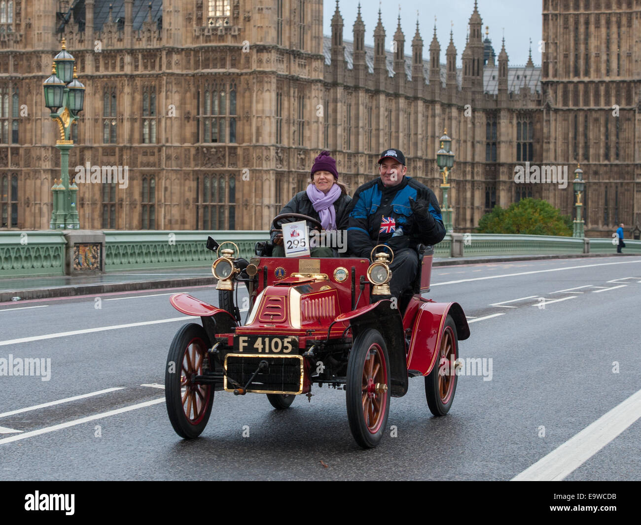 London, UK. 2. November 2014. Motor Oldtimer Rennen quer durch Westminster Bridge während des Bonhams London to Brighton Veteran Car Run. Bildnachweis: Pete Maclaine/Alamy Live-Nachrichten Stockfoto