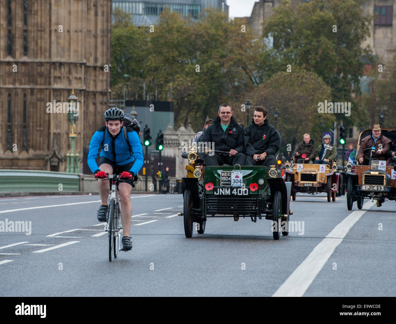 London, UK. 2. November 2014. Motor Oldtimer Rennen quer durch Westminster Bridge während des Bonhams London to Brighton Veteran Car Run. Bildnachweis: Pete Maclaine/Alamy Live-Nachrichten Stockfoto