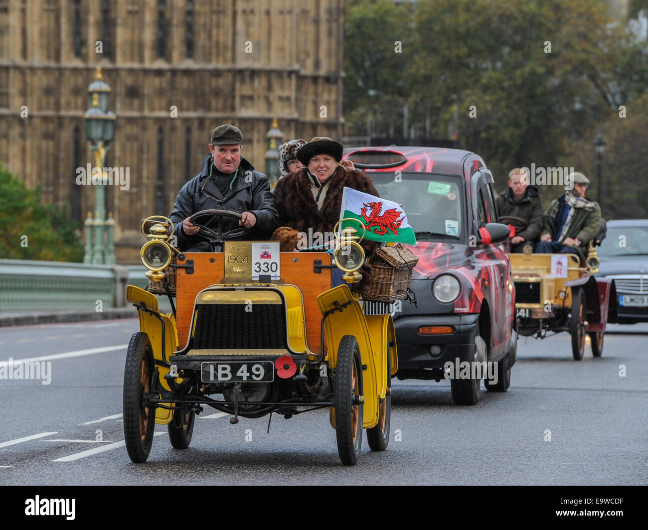 London, UK. 2. November 2014. Motor Oldtimer Rennen quer durch Westminster Bridge während des Bonhams London to Brighton Veteran Car Run. Bildnachweis: Pete Maclaine/Alamy Live-Nachrichten Stockfoto