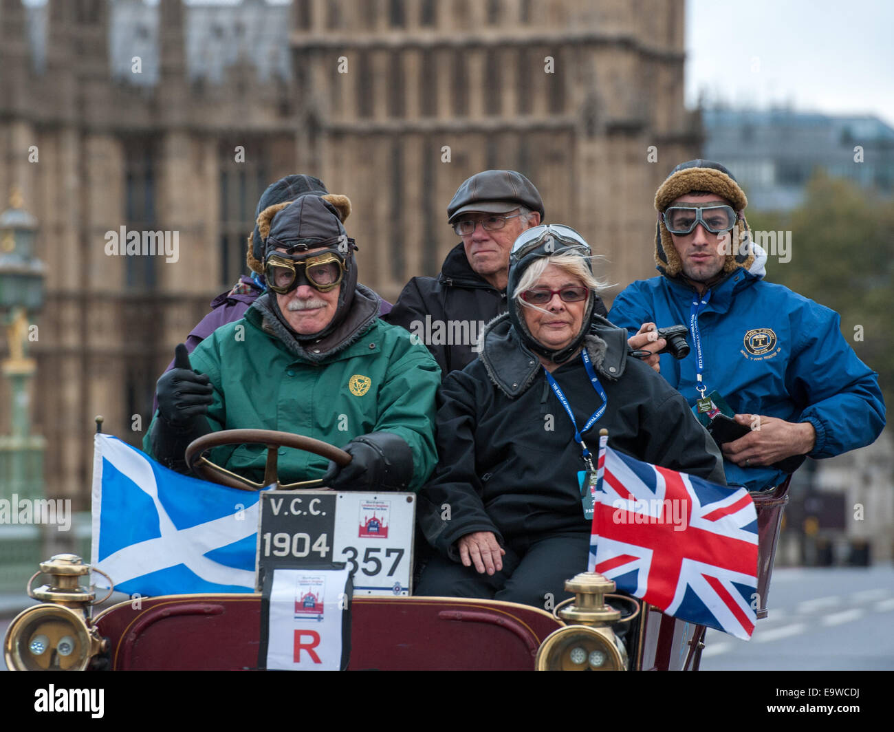 London, UK. 2. November 2014. Motor Oldtimer Rennen quer durch Westminster Bridge während des Bonhams London to Brighton Veteran Car Run. Bildnachweis: Pete Maclaine/Alamy Live-Nachrichten Stockfoto